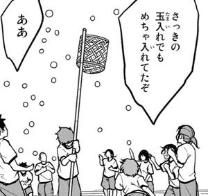 Manga panel from それでも歩は寄せてくる showing example of Scoring like crazy in the ball-toss event with 玉入れ.